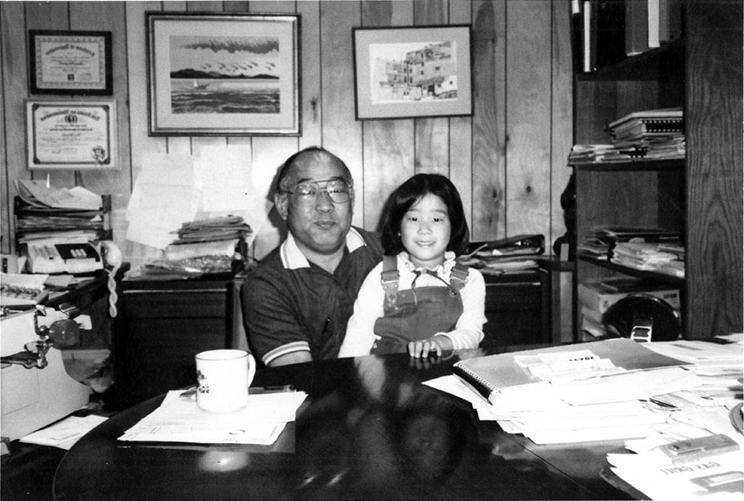 丹尼斯和她的父亲富雄，富雄在她的童年时期担任首席执行官.