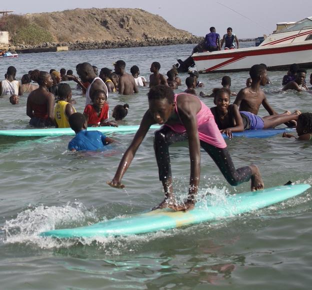 孩子们在塞内加尔冲浪