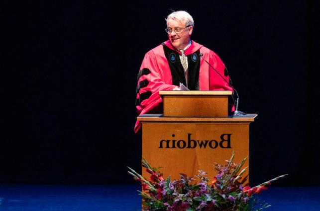 劳伦斯教授在皮卡德剧院的毕业典礼上演讲